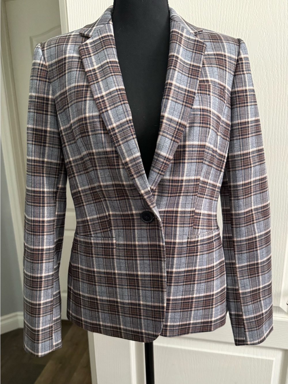 Tommy Hilfiger Women’s Plaid One-Button Blazer in Gray and Brown Size 6 Like New